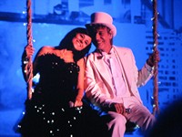 Les Enfoir?s 2012: Le Bal des Enfoir?s - Alizee (Ализе) с Jean-Louis Aubert (Жан-Луи Обер), песня Je te promets (оригинал Johnny Hallyday)