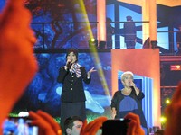 Les Enfoir?s 2012: Le Bal des Enfoir?s - Medley L'avion