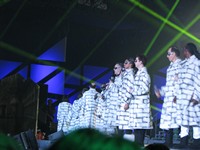 Les Enfoir?s 2012: Le Bal des Enfoir?s - песня The wall (оригинал Pink Floyd)