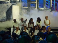 Les Enfoir?s 2012: Le Bal des Enfoir?s - Entre Nous (оригинал Chim?ne Badi)