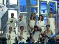 Les Enfoir?s 2012: Le Bal des Enfoir?s - Entre Nous (оригинал Chim?ne Badi)