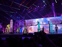 Les Enfoir?s 2012: Le Bal des Enfoir?s - песня Le Jouet Extraordinaire (оригинал Claude Fran?ois)