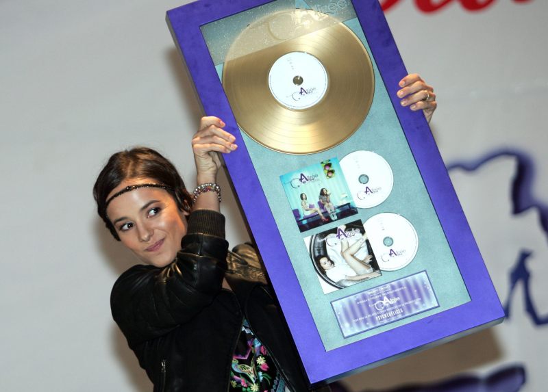 Alizee получает "Золотой Диск" за 300 000 проданный копией её 3-его альбома в Мексике